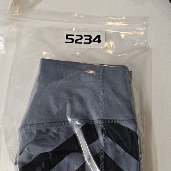 Nike‎ Legendary Womens Leggings Gray Black Pants Chevron Striped Mid Rise Size S - Picture 12 of 12